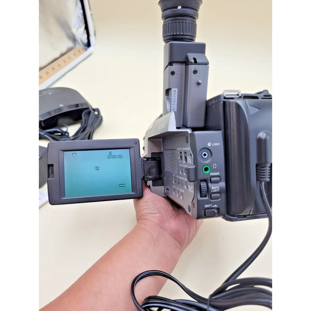 Sony CCD-TRV52 Video8 Handycam Camcorder 3.5 LCD 30x Zoom Powers On w/ Box